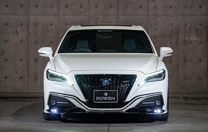 Tanpilan depan Toyota Crown RS dengan body kit Rowen