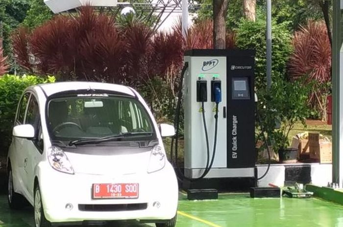 Ilustrasi. Charging station mobil listrik yang diresmikan BPPT di Jakarta (5/12/2018)