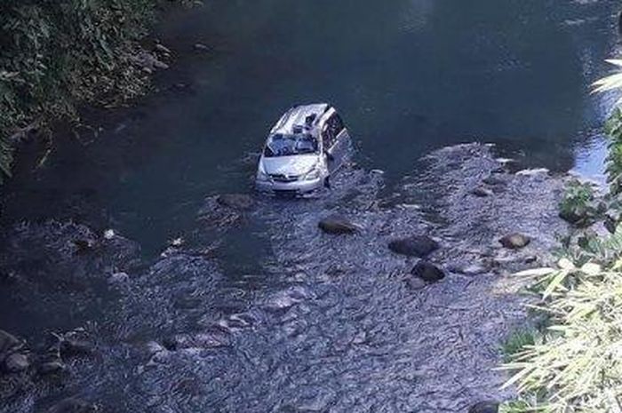 Toyota Avanza yang loncat ke dasar sungai Apareng, Sinjai, Sulawesi Selatan