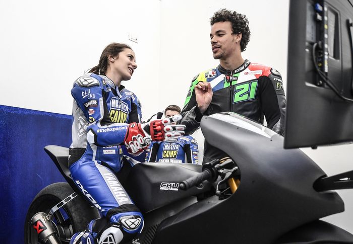 Beatriz neila mendapat pengarahan dari Franco Morbidelli, pembalap MotoGP yang jura murid Valentino Rossi, saat mengikuti  Yamaha VR46 Master Camp