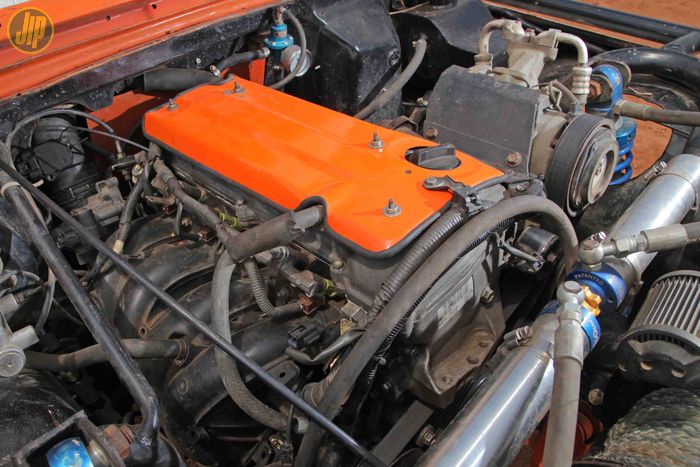 Sudah tidak terlihat mesin F10A bawaan Suzuki Jimny. Gantinya dipasangi mesin copotan Toyota Camry.