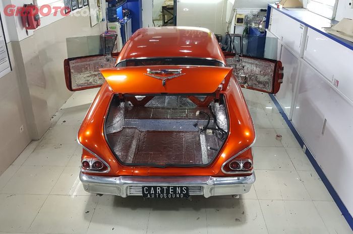 Chevy Bel Air 1958 pasang peredam kabin