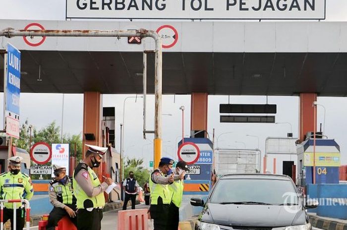 Petugas sedang melakukan pengecekan kendaraan di Gerbang Tol Pejagan.