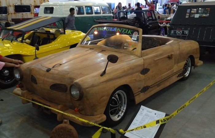 Bahan materialnya dari kayu jati