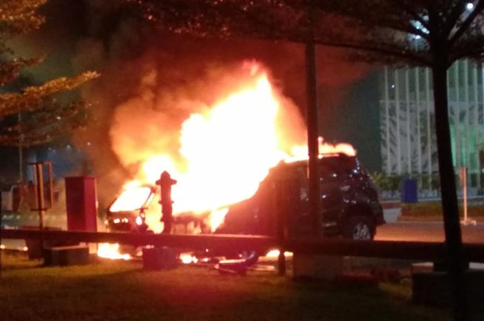 Kebakaran hebat dua mobil terjadi di RS UNS Solo