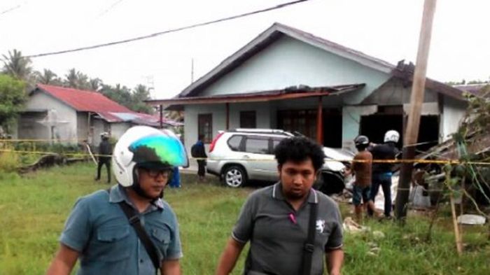 Mobil sering keluar jalur dan menabrak rumah warga di tepi jalan