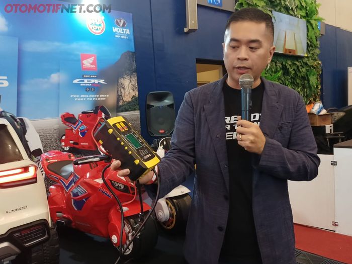 Hary Tio, Direktur Utama SHP Toys terus berinovasi salah satunya dengan menghadirkan alat fast charging 
