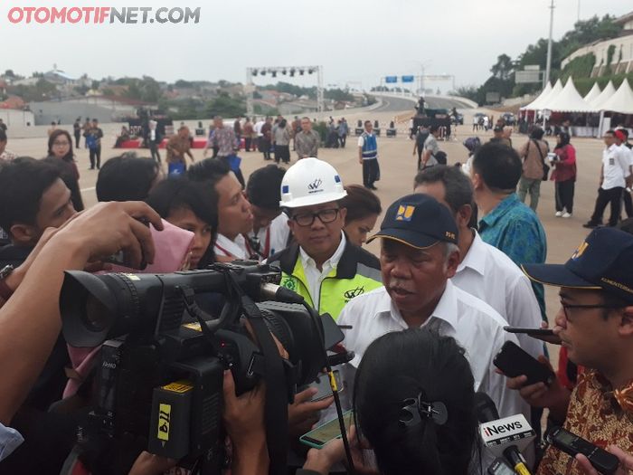 Menteri PUPR, Basuki Hadimuljono, tengah melakukan wawancara dengan media