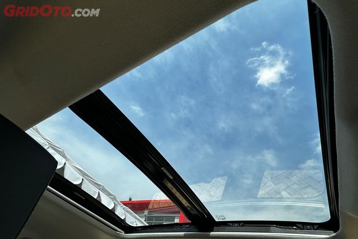 Panoramic sunroof pada Suzuki Grand Vitara Hybrid