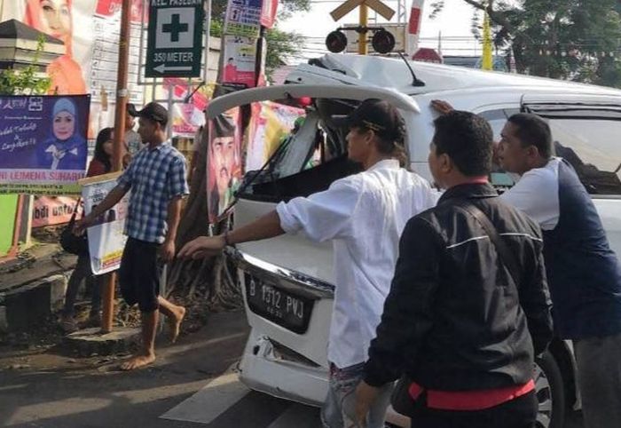 Honda Freed tengah dievakuasi warga usai tersambar kereta api sampai teriris