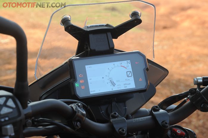 Spidometer KTM 390 Adventure sudah fully digital dan bisa terkoneksi dengan smartphone