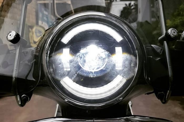 Ilustrasi lampu Daymaker terpasang di Vespa LX