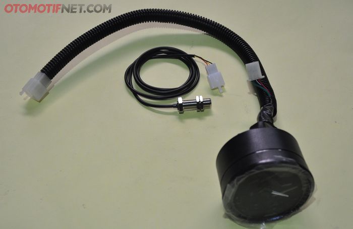 Pada kabel custom ini juga disediakan soket untuk disambung dengan sensor spidometer. Sepaket dengan pembelian spidometernya, terdiri dari sensor dan magnet 