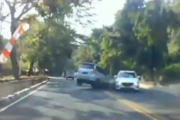 Tangkapan layar di media sosial terkait kejadian tabrakan adu wajah antara Daihatsu Xenia dan Mazda CX-5 di Jalan S. Parman, Kota Semarang, Rabu (19/8/2020) sore.  