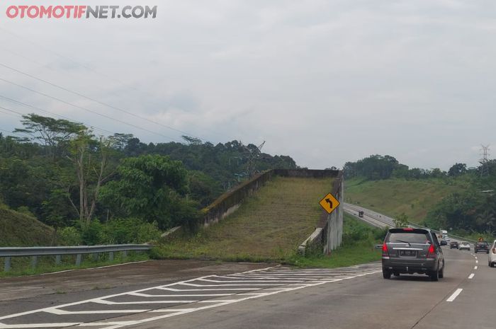 Jalur penyelamat di Tol Trans Jawa