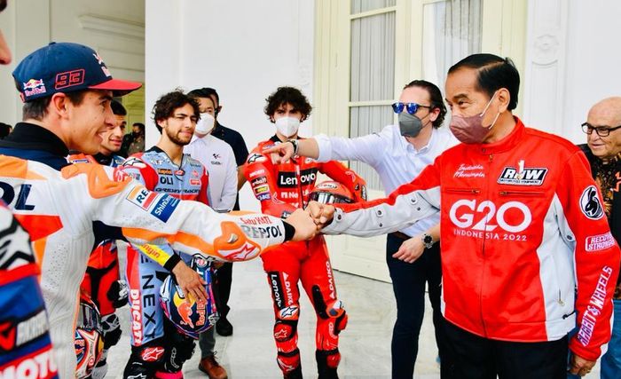 Presiden Jokowi saat bertemu pembalap MotoGP di Istana Negara.