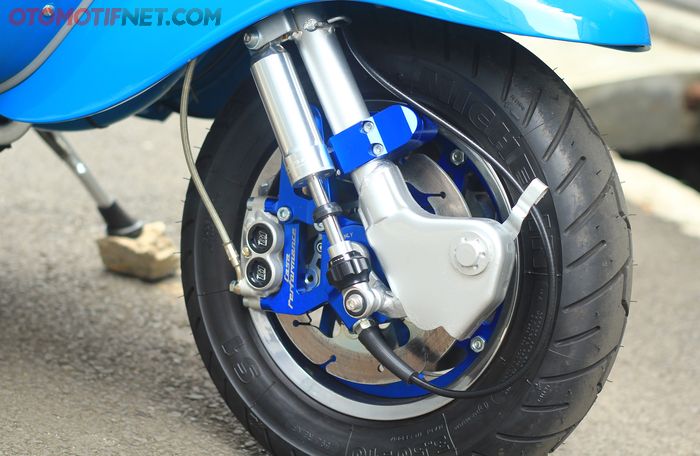 Double disk fully-floating 210 mm, kaliper radial monoblock 4 piston di Lambretta , konon tembus Rp 35 juta, wow&hellip;