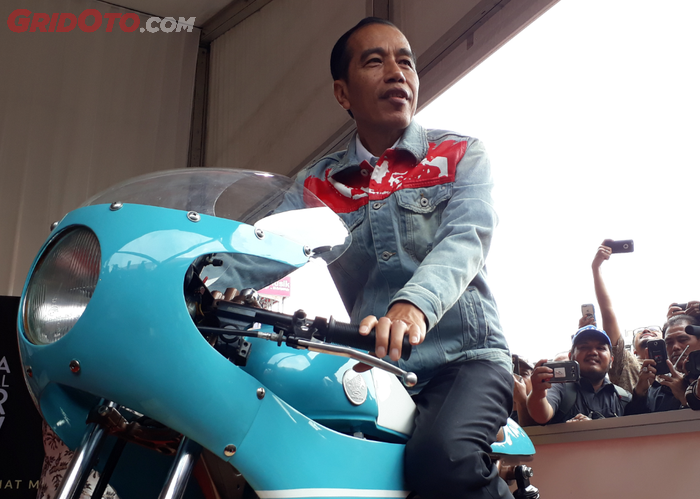 Presiden Joko Widodo menggunakan jaket jeans dengan motif Indonesia