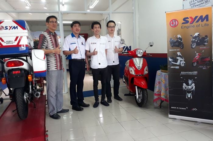 Wiliyanto, Managing Direktur SYM Motor Indonesia (kedua sebelah kiri) beserta jajaran meresmikan dealer barunya di kawasan Pangeran Jayakarta, Jakarta Pusat (16/12).
