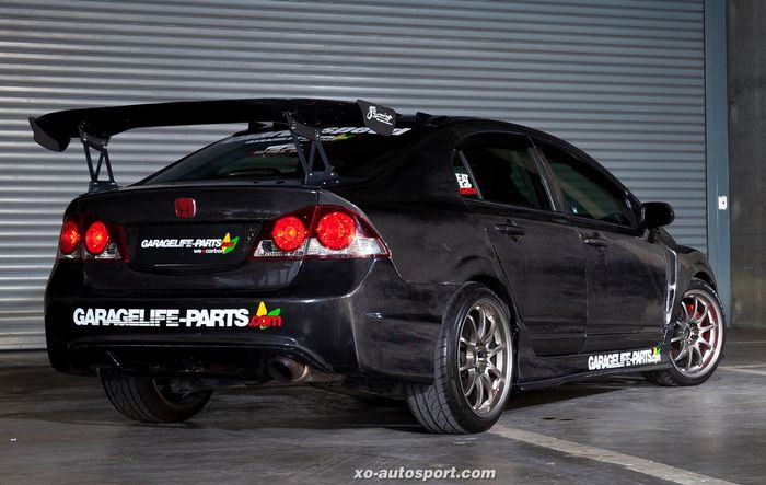 Tampilan belakang modifikasi Honda Civic FD pakai sayap ukuran besar