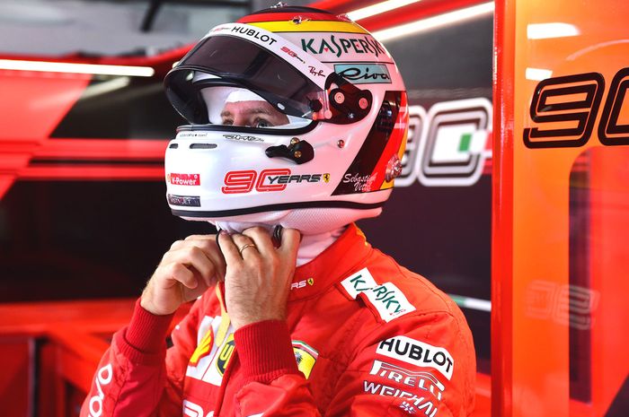 Sebastian Vettel dengan livery helm khusus yang dipakainya untuk akhir pekan GP F1 Jerman