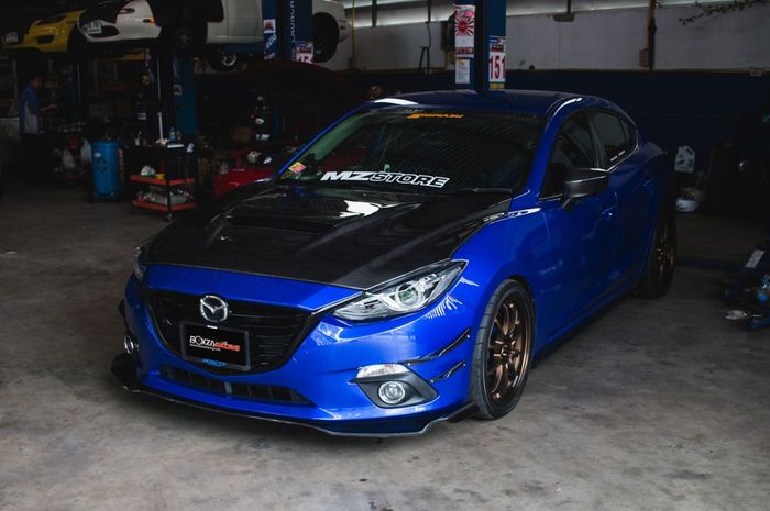 Modifikasi Mazda3 lama bergaya street racing