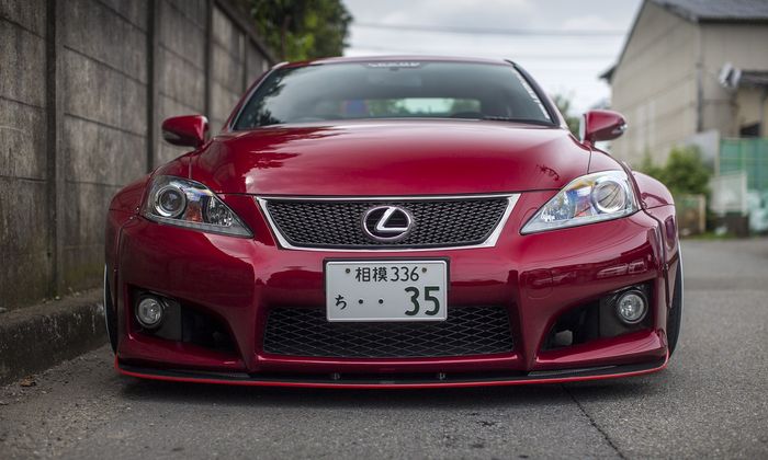 Tampilan depan Lexus IS F dengan splitter lebar dan bumper baru