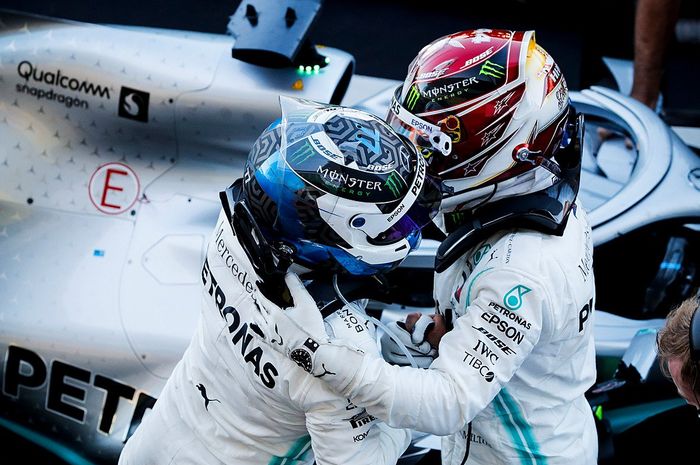 Lewis Hamilton (kanan) kasih ucapan selamat kepada Valtteri Bottas yang memenangkan balap F1 Jepang