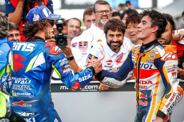 Alex Rins mengalahkan Marc Marquez di MotoGP Inggris dengan jarak finish hanya 0,013 detik