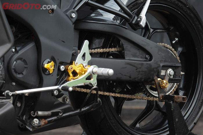 Lengan ayun bawaan CB150R dikasih cover jadi terlihat kekar