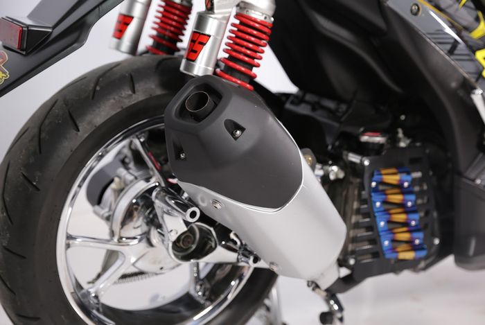 Shock belakang diganti Ride It dan pakai muffler milik Yamaha Byson