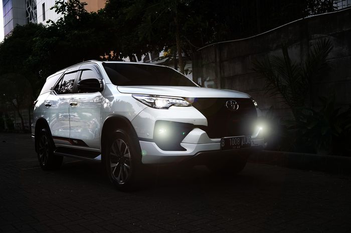   Toyota Fortuner menggunakan lampu depan jenis proyektor yang membuat sorot lampu lebih fokus dan jauh                             