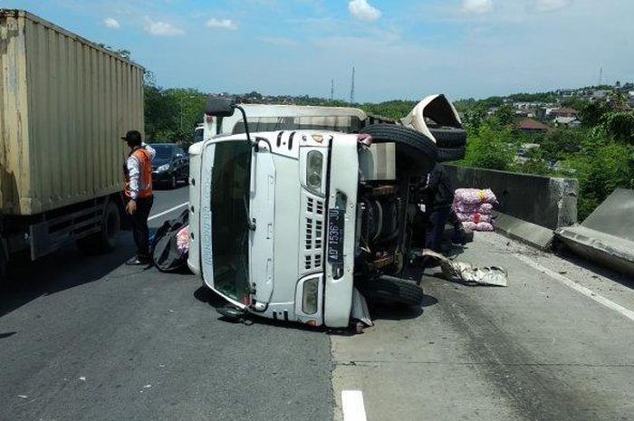 Kecelakaan di jalur tol Tembalang, Semarang