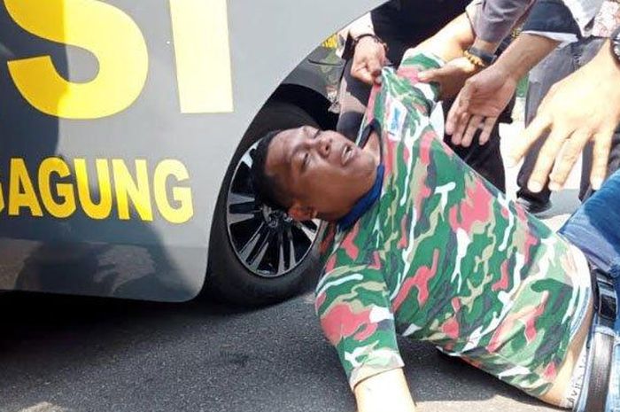 Pelaku penghadangan mobil bupati Tulungagung saat ditangkap. 