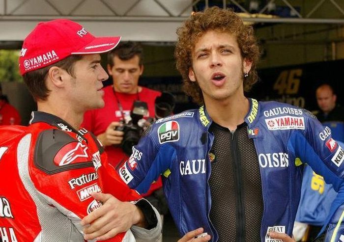 Sekadar informasi, Carlos Checa pernah bersaing dengan Rossi di antara tahun 1996-2010