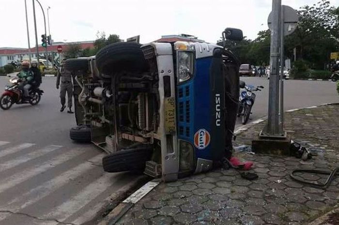 Angkot yang terbalik