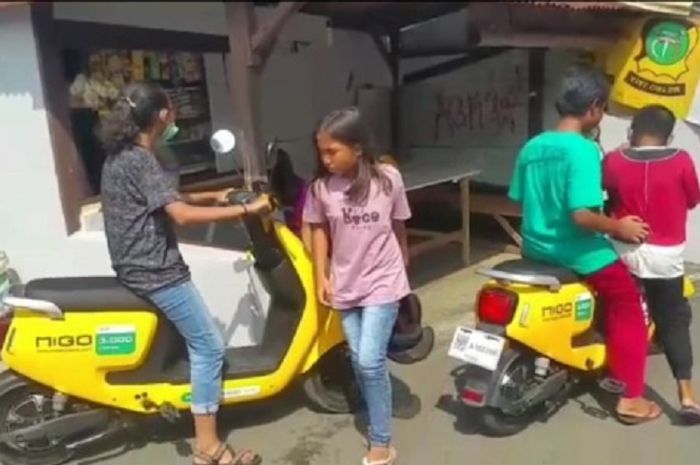 Anak-anak menyewa skuter listrik Migo di Palmerah, Jakbar.
