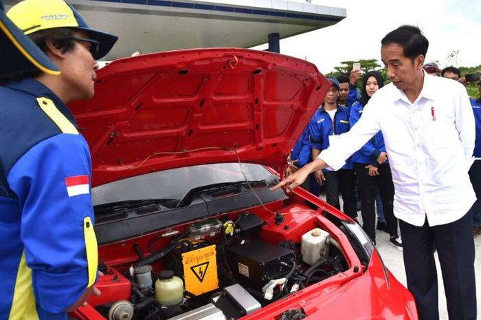 Presiden Joko Widodo melihat mesin mobil listrik Ezzy II