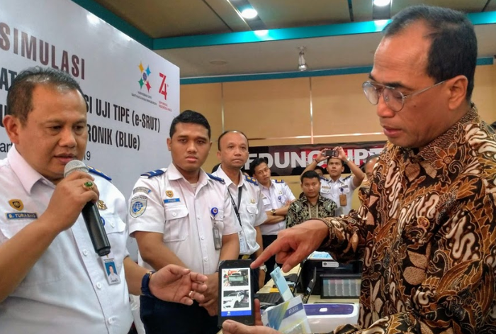 Menteri Perhubungan RI, Budi Karya Sumadi, menunjukkan data yang terekam dalam Smart Card BLUe.