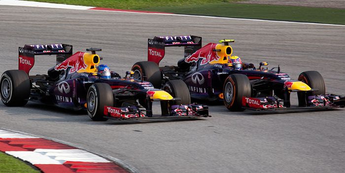 Sebastian Vettel (kiri) menyusul Mark Webber di F1 Malaysia 2013