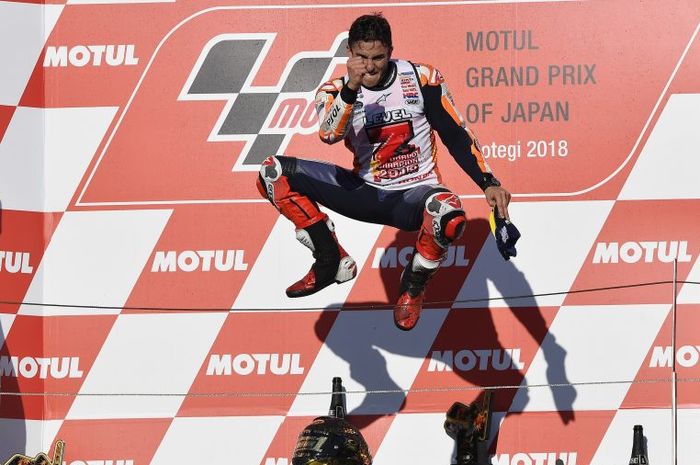 Marc Marquez melompat tinggi di podium MotoGP Jepang setelah ditetapkan sebagai juara dunia MotoGP 2018