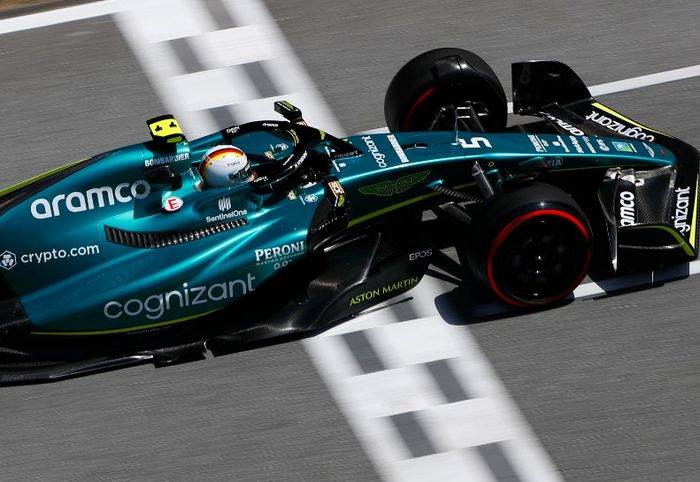 Tim Aston Martin terang-terangan sering mengunggah foto sidepods mobil AMR22 di media sosial, yang dianggap meniru Red Bull RB18 di F1 Spanyol 2022
