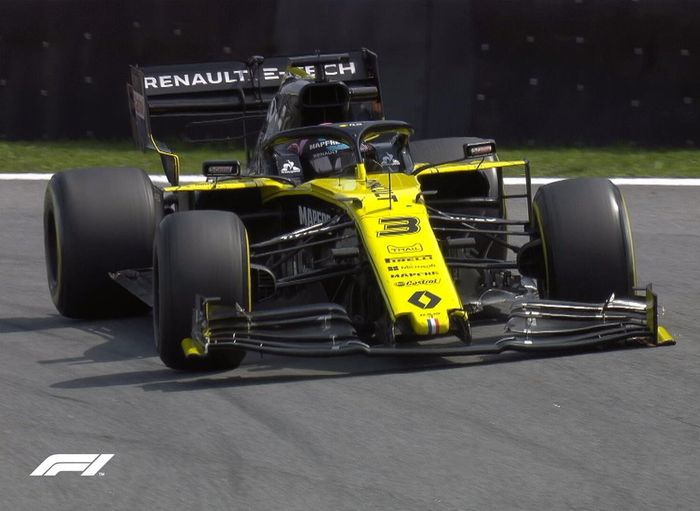 Daniel  Ricciardo harus masuk pit untuk mengganti sayap depan yang rusak