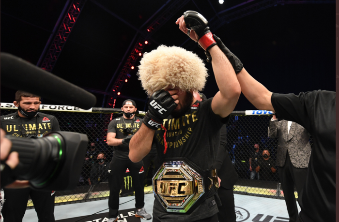 Petarung kelas ringan UFC, Khabib Nurmagomedov, menangis setelah menjadi pemenang pada ajang UFC 254, Minggu (25/10/2020).