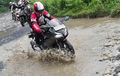 Tips Riding Lewat Jalan Rusak, Lakukan Ini Biar Enggak Oleng