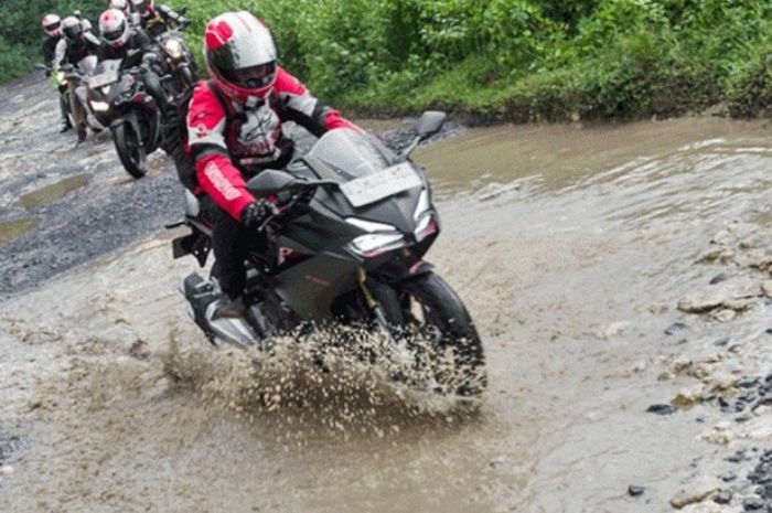 Riding melewati jalan rusak