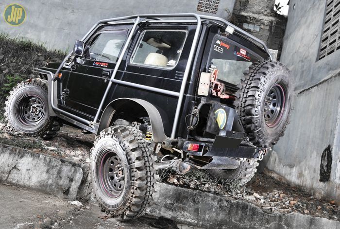 Kaki-kaki lebih lebar, distribusi bobot lebih rendah, dijamin tidak takut miring saat off-road pakai Jimny ini.