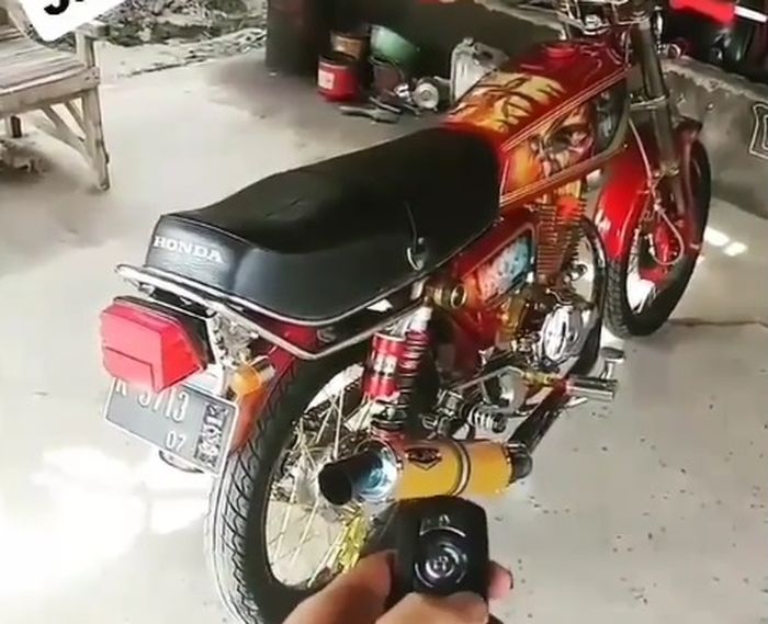 Modifikasi Honda GL100 dengan alarm remote