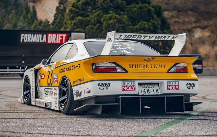 Tampilan belakang modifikasi Nissan Silvia S15 garapan Liberty Walk
