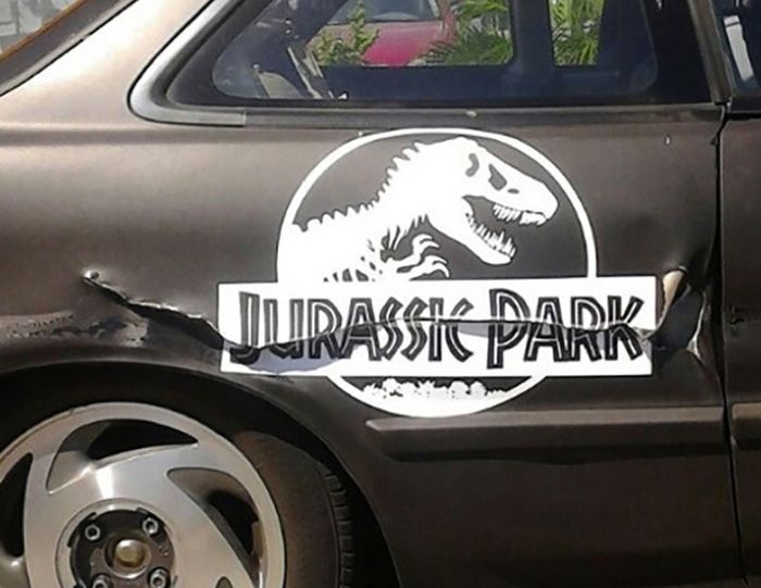 Bodi Mobil Disulap Jadi Jurassic Park